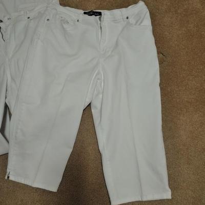 Three pair of Gloria Vanderbilt white Capri / long shorts size 12