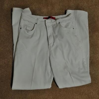 Three pair of Gloria Vanderbilt white Capri / long shorts size 12
