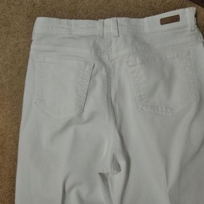 Three pair of Gloria Vanderbilt white Capri / long shorts size 12