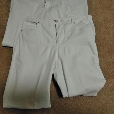 Three pair of Gloria Vanderbilt white Capri / long shorts size 12