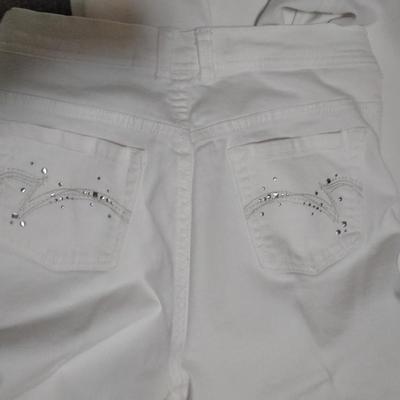 Three pair of Gloria Vanderbilt white Capri / long shorts size 12
