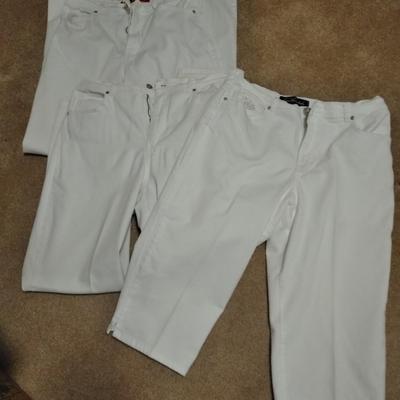 Three pair of Gloria Vanderbilt white Capri / long shorts size 12