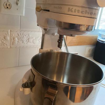KitchenAid w/Bowls/ Attachments & Much More!