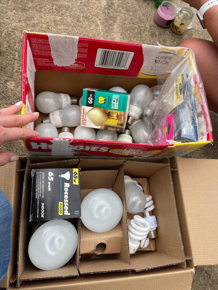 Lot of 2 boxes of light bulbs