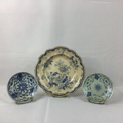 Lot 599. Antique Chinese Blue/White Chrysanthemum Porcelain Plate, Antique Chinese Blue/White Under-glazed Plate, Antique Scalloped Edge...