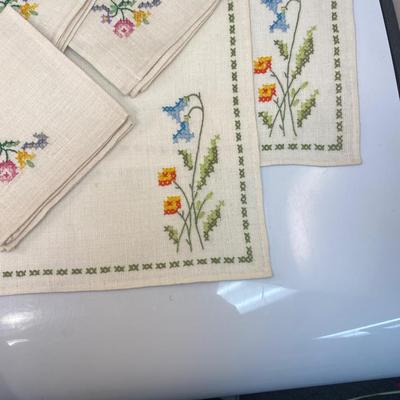 Vintage Needlepoint Embroidered Flower Placemats & Linen Cloth Napkins