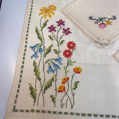 Vintage Needlepoint Embroidered Flower Placemats & Linen Cloth Napkins