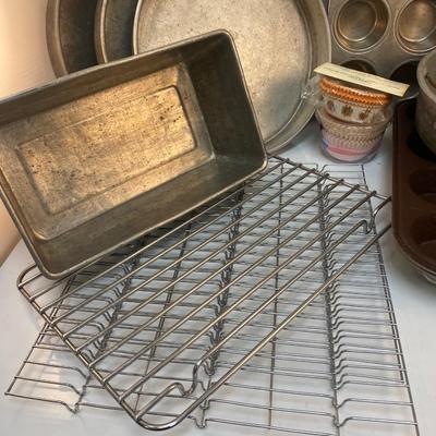 Mixed Lot of Metal Aluminum Bakeware Cake Pans Muffin Tins Cooling Racks