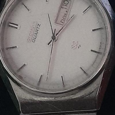 Two wrist watches Seiko Quartz and Paul Durelle with 7 Jewels
