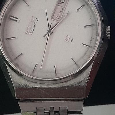 Two wrist watches Seiko Quartz and Paul Durelle with 7 Jewels