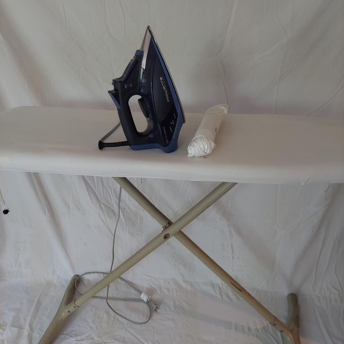 Rowenta Iron and Ironing Board (OBBL)