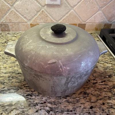 Magnalite pot with lid. 5 quarts