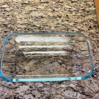 Clear Pyrex ovenware. 10 x 5