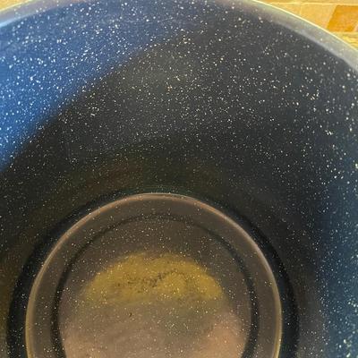Blue enamel pot with lid 11â€ x 13â€