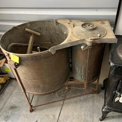The Easy Washer Model R made in Syracuse around 1904-1910 ish.  Nice!