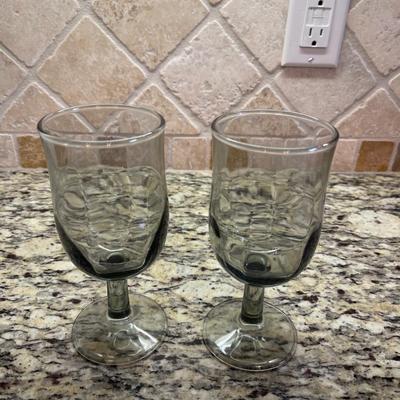 2 wine glasses with tulips design and 2 grayish-clear wine glasses