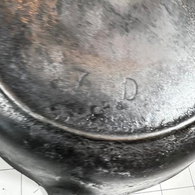 2 Cast Iron Skillets 