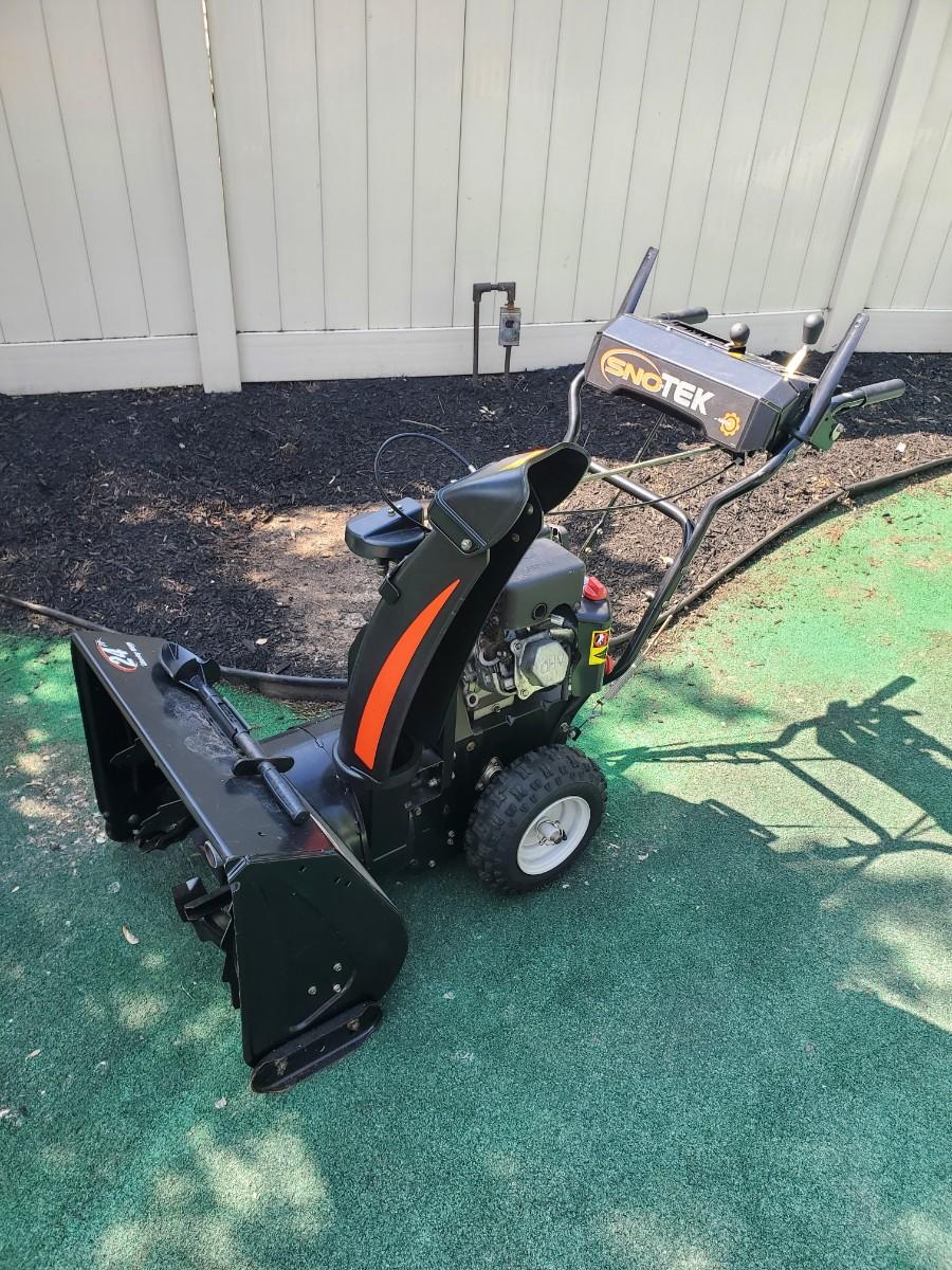 LOT 225G SnoTEK Snowblower