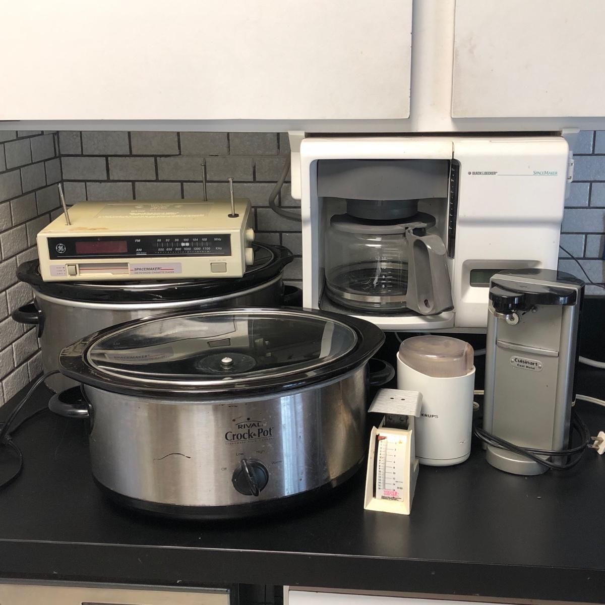 LOT 276M GE Spacemaker Radio Model 74260A, CrockPot Slow Cooker Model