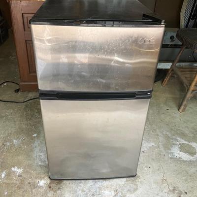 Lot 640 Midea Mini Refrigerator