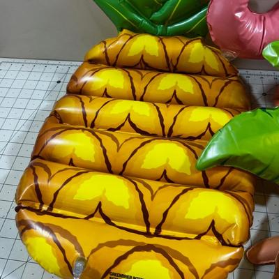 Plastic DÃ©cor for the Hawaiian Party Blow ups