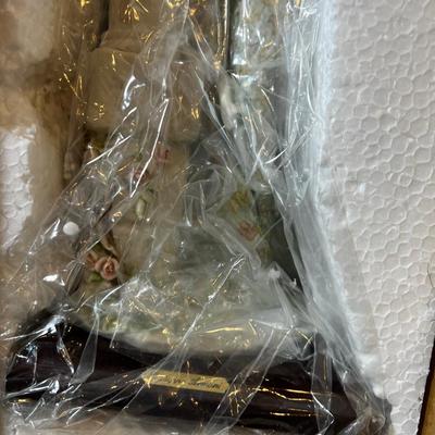 Giuseppe Armani Florence Figurine, "Lady with Doves" New in the Box 