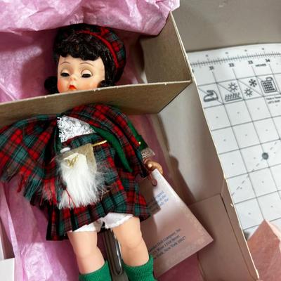 6 Country Madame Alexander Dolls: Japan, Netherlands (boy) Thailand, Scotland, Loas & Korea 