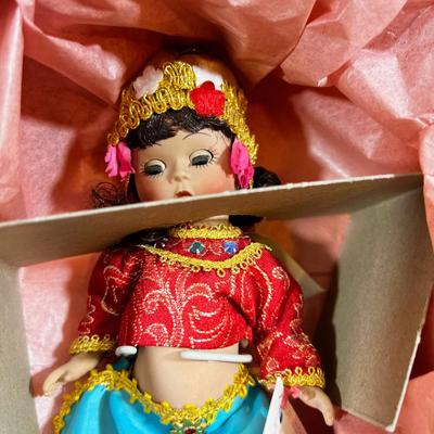 6 Country Madame Alexander Dolls: Japan, Netherlands (boy) Thailand, Scotland, Loas & Korea 