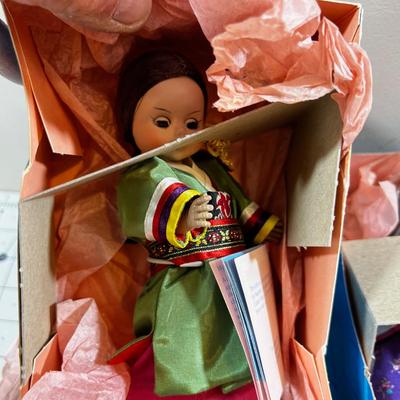 6 Country Madame Alexander Dolls: Japan, Netherlands (boy) Thailand, Scotland, Loas & Korea 