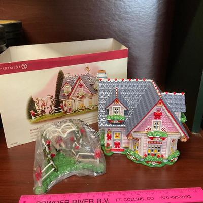 Department 56, Hearts and Blooms Cottage.