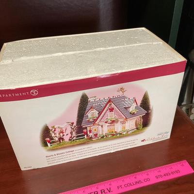 Department 56, Hearts and Blooms Cottage.