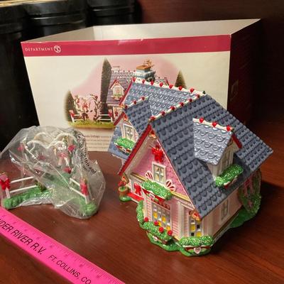 Department 56, Hearts and Blooms Cottage.