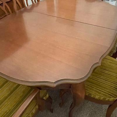 Vintage Bassett Dining Table with 8 Chairs and Custom Cover