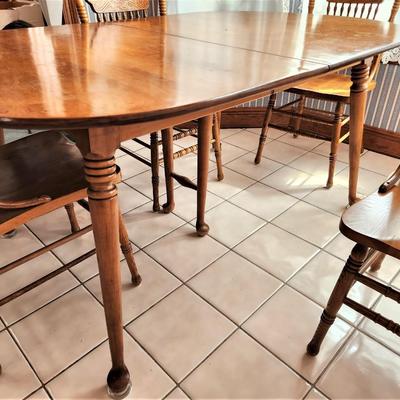 Lot #206  Classic Early American Style Dining Table & Chairs