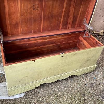Vintage Roos Sweetheart Cedar Chest