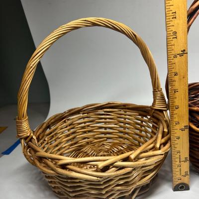 Lot of Medium Sized Weaved Handle Carrying Baskets