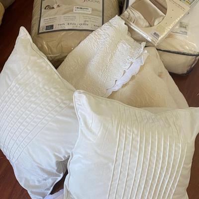 CrÃ¨me and off white Bedding
