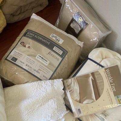 CrÃ¨me and off white Bedding