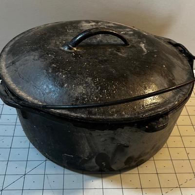 Cast Iron Dutch Oven  w Lid 10" No Name