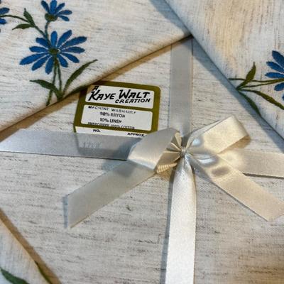 New Bridge Set: Table Cloth and napkins. 