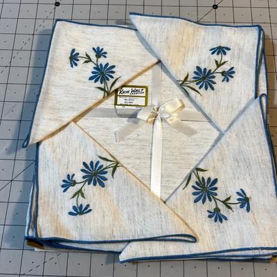 New Bridge Set: Table Cloth and napkins. 
