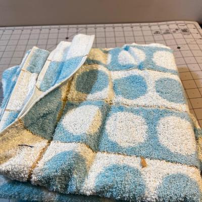 2 Mid Century Bath Towels Blue and White with Gold Thread. N