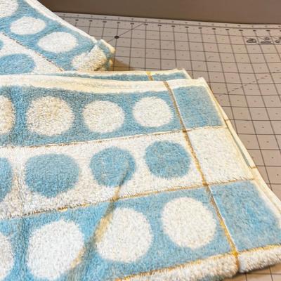 2 Mid Century Bath Towels Blue and White with Gold Thread. N