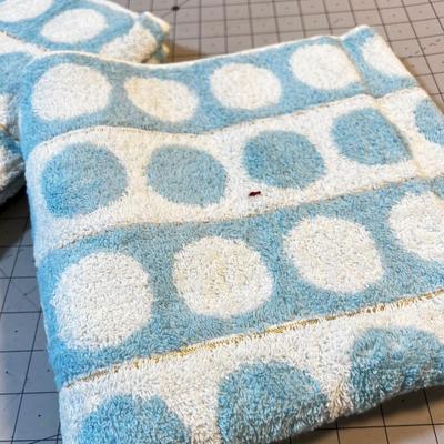 2 Mid Century Bath Towels Blue and White with Gold Thread. N