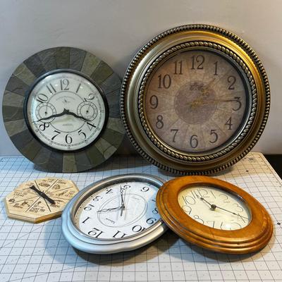 Lot of Clocks 