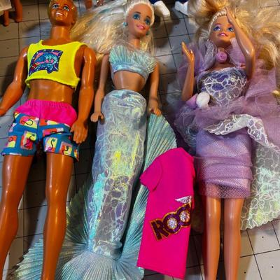 9 Barbies 