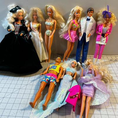 9 Barbies 