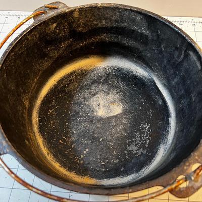 Cast Iron Dutch Oven  w Lid 10" No Name