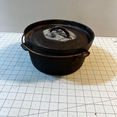 Cast Iron Dutch Oven  w Lid 10" No Name