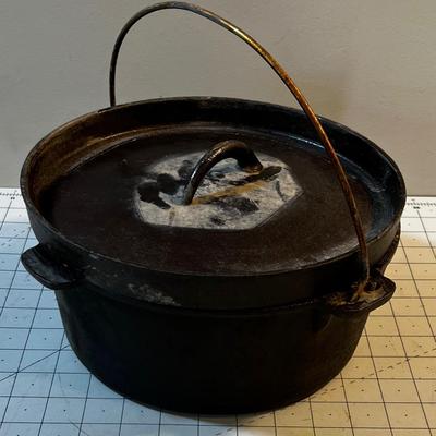 Cast Iron Dutch Oven  w Lid 10" No Name
